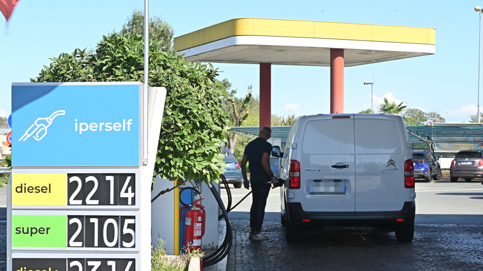 Prezzo del petrolio in calo, Wti scambiato a 101,90 dollari