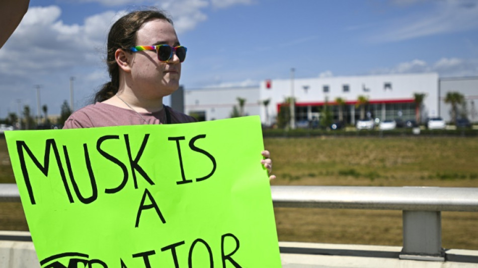 Manifestantes protestam contra Elon Musk diante de concessionárias da Tesla nos EUA