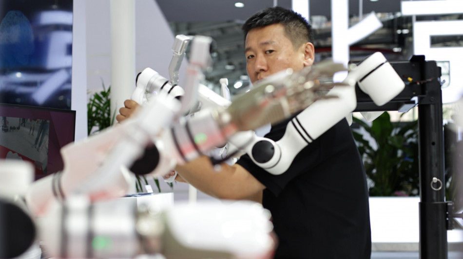 Testa robot super realistica, muove occhi e sbatte le palpebre