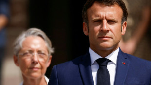 Macron re&ccedil;oit les partis politiques, Borne confirm&eacute;e jusqu'&agrave; nouvel ordre
