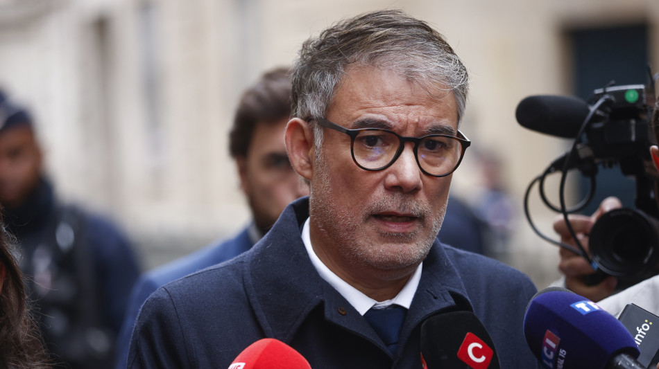 Lecornu, far&ograve; di tutto per dare alla Francia un bilancio