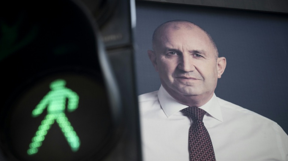 Bulgaria vota en elecciones anticipadas con un expresidente como favorito