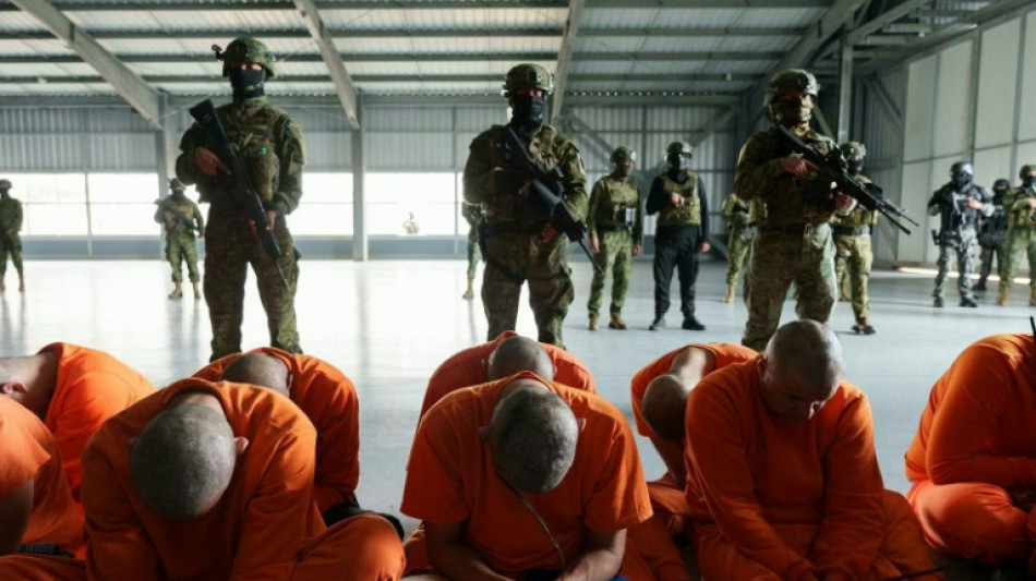 Equador transfere primeiros presos para megapris&atilde;o ap&oacute;s massacre carcer&aacute;rio