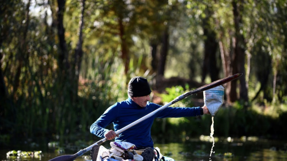 A Mexico, Omar &agrave; mains nues contre la pollution des canaux pr&eacute;-hispaniques de Xochimilco