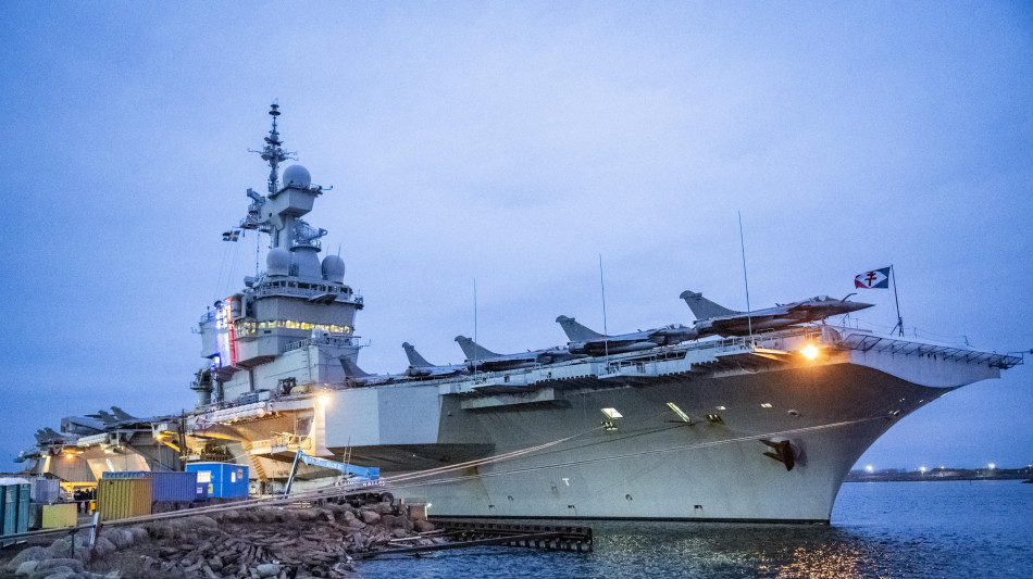 Portaerei francese Charles de Gaulle si dirige verso il Mediterraneo