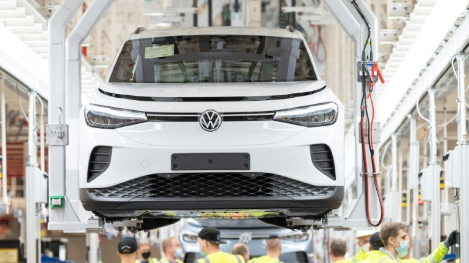 Automobile: les ventes d'électriques explosent, les matières premières inquiètent, selon un rapport