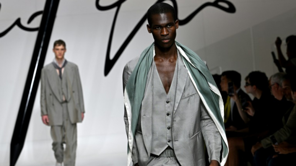 Armani apresenta elegância leve em Milão