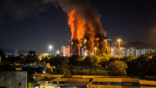 Maxi incendio ad Hong Kong, grattacieli in fiamme, quattro morti