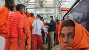 Ecuador deporta a más de 800 presos colombianos en medio de protesta de Bogotá
