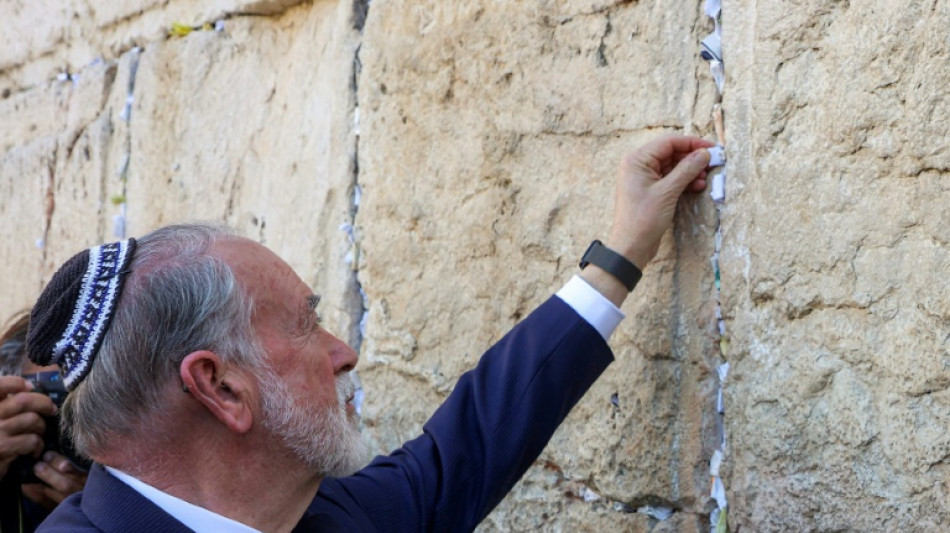 Embaixador americano em Israel deixa mensagem de Trump no Muro das Lamentações