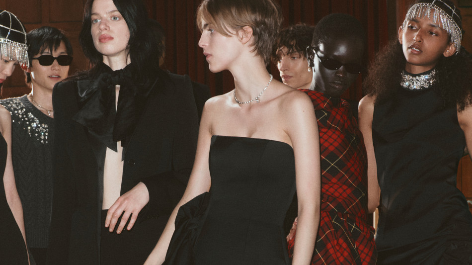 Paillettes e bordi piumati, i look delle feste ispirati ai ruggenti anni Venti