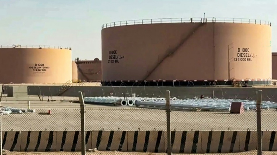 Fum&eacute;e noire pr&egrave;s de l'a&eacute;roport de Ryad apr&egrave;s des explosions, selon des habitants