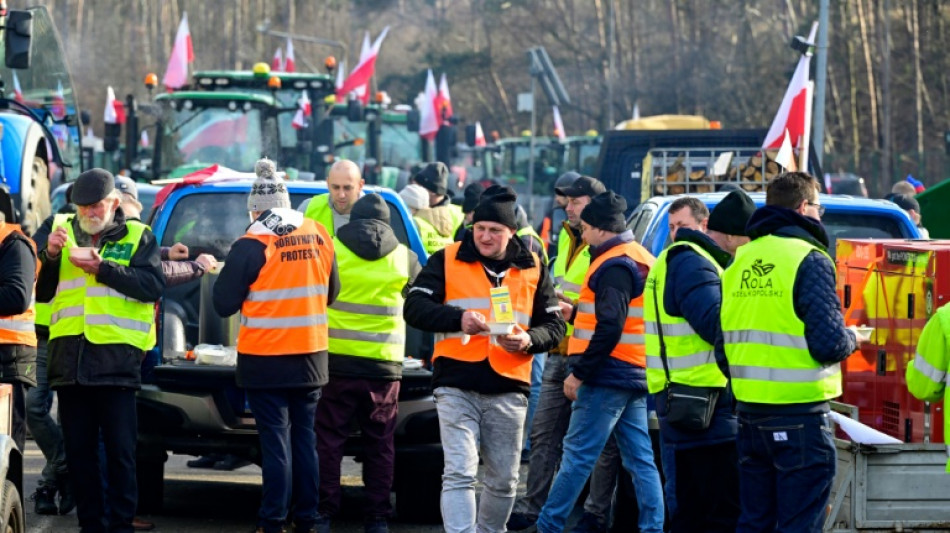 Polnische Bauern setzen Blockade von Grenz&uuml;bergang Slubice fort