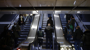 Preso l'aggressore della metro di Parigi, 'escluso il terrorismo'