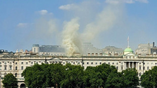 Bombeiros apagam &uacute;ltimos focos de inc&ecirc;ndio em edif&iacute;cio hist&oacute;rico de Londres