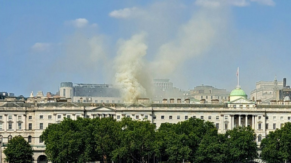 Bombeiros controlam inc&ecirc;ndio em edif&iacute;cio hist&oacute;rico de Londres