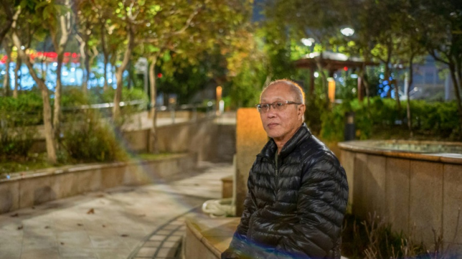 Um m&ecirc;s ap&oacute;s inc&ecirc;ndio em Hong Kong, culpa e dor pesam sobre os sobreviventes