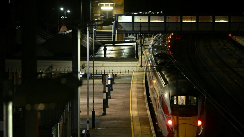 Reino Unido descarta motivação terrorista no ataque com faca que deixou 10 feridos em um trem