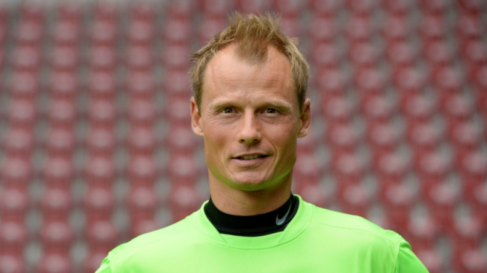 Alexander Manninger, ex-goleiro do Arsenal, morre em acidente de tr&acirc;nsito aos 48 anos