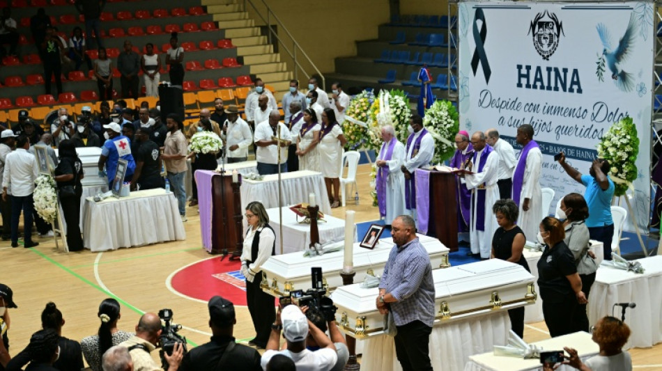 Un dolor que "no se calma": funeral colectivo tras tragedia en Dominicana