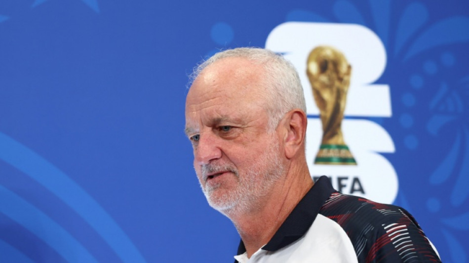 T&eacute;cnico do Iraque brinca sobre jogar 'com tr&ecirc;s goleiros' contra a Fran&ccedil;a