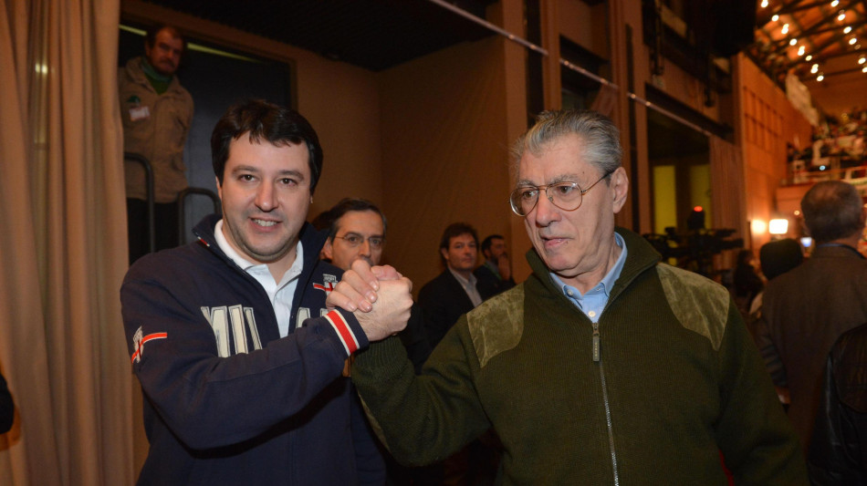Salvini a Bossi, mi hai cambiato la vita, continueremo sulla tua strada