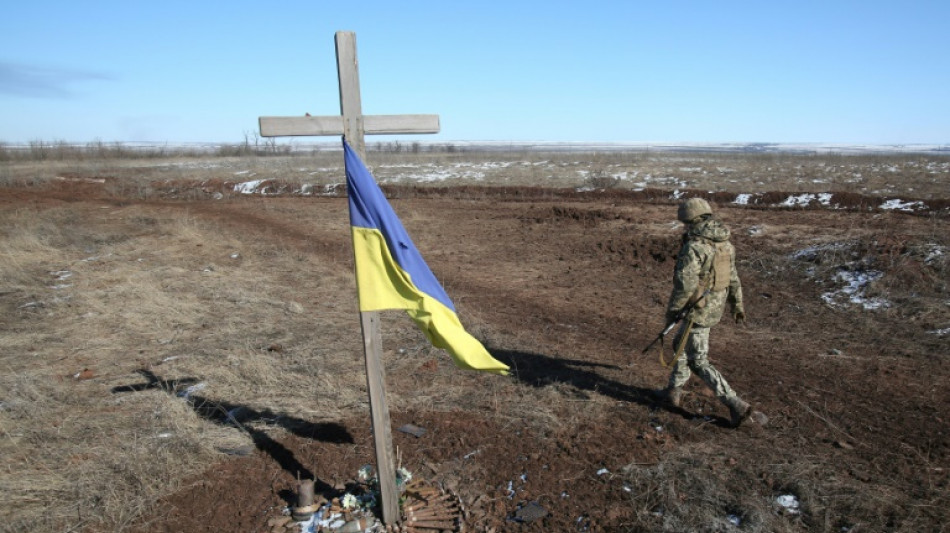 Ukraine: une base militaire frappée tout près de la Pologne, Kiev "en état de siège"