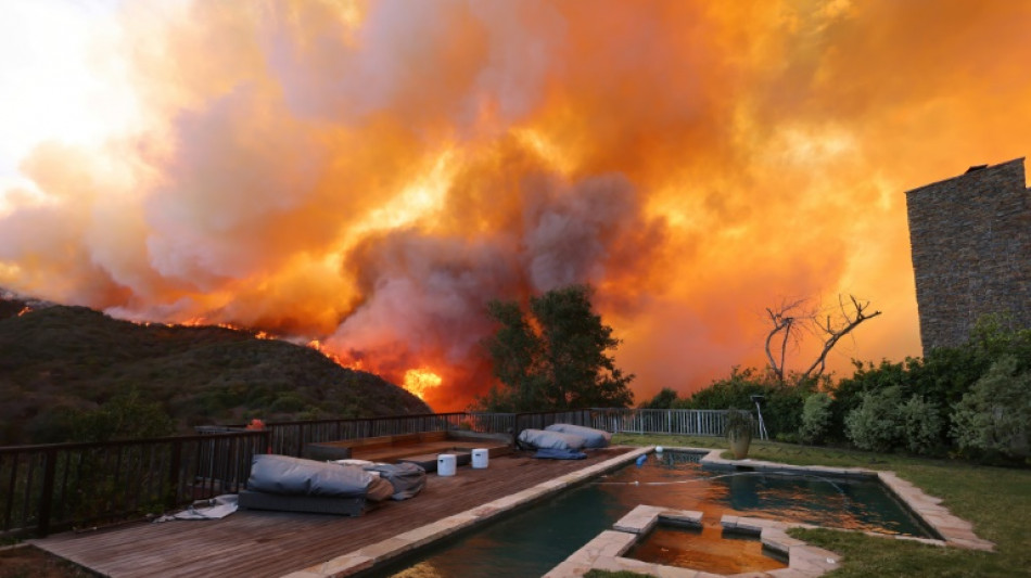 Violent incendie aux portes de Los Angeles, des milliers d'évacuation