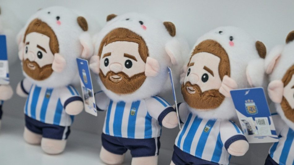 Peluches de Messi como "GOAT", un &eacute;xito entre los apasionados del f&uacute;tbol en China