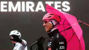 Tour d'Italie: la neige s&egrave;me le chaos entre coureurs et organisateurs