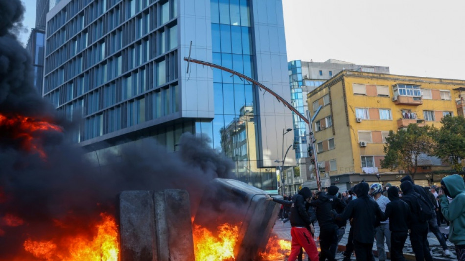 Incendian edificios gubernamentales en violentas protestas en Albania