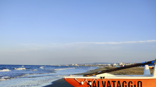 Giovane salva due persone in mare nel Ferrarese e muore