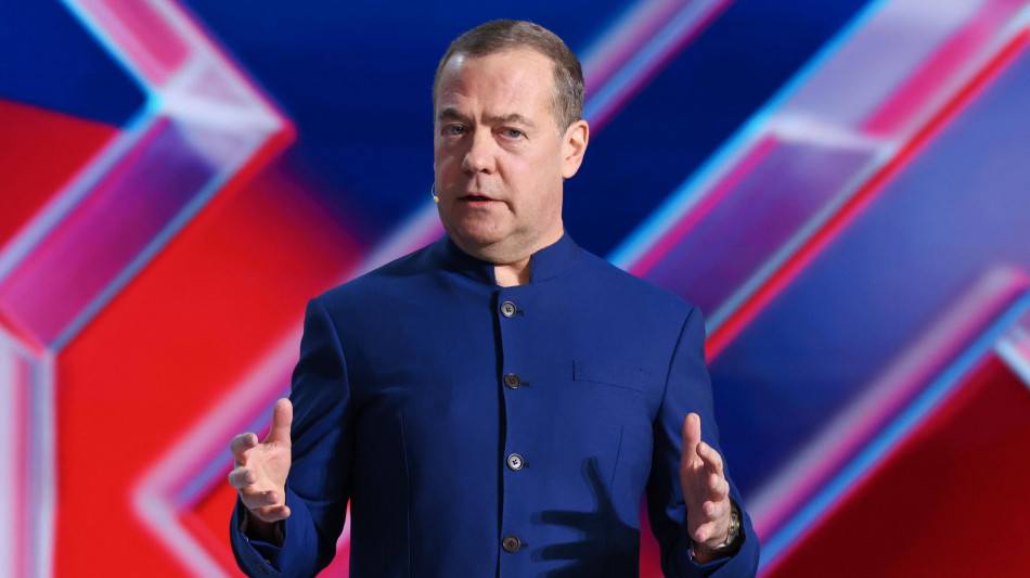 Medvedev ai cittadini Ue, 'siate vigili, il sonno tranquillo &egrave; finito'