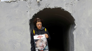 Angh&ouml;rige israelischer Geiseln enth&uuml;llen Nachbau eines Hamas-Tunnels