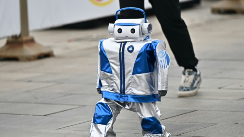 Pekín acoge la primera media maratón de robots humanoides