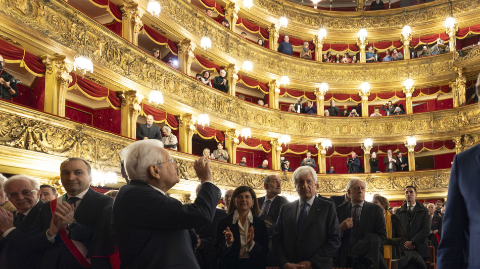 Mattarella accolto da un lungo applauso a Torino al Teatro Carignano