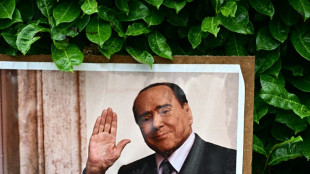 Milhares de pessoas prestam sua última homenagem a Berlusconi