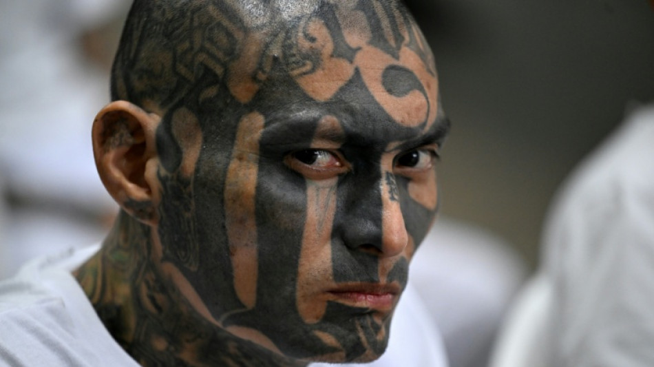 Pandilleros escuchan el relato de sus cr&iacute;menes en la megac&aacute;rcel de El Salvador