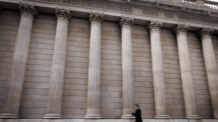 Borsa: Europa chiude a più velocità, Parigi +0,3%, Londra +1,25%