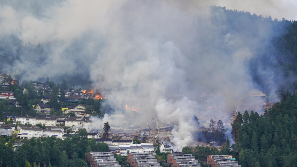 Almeno 100 case distrutte nell'incendio in Norvegia, 'rogo fuori controllo'