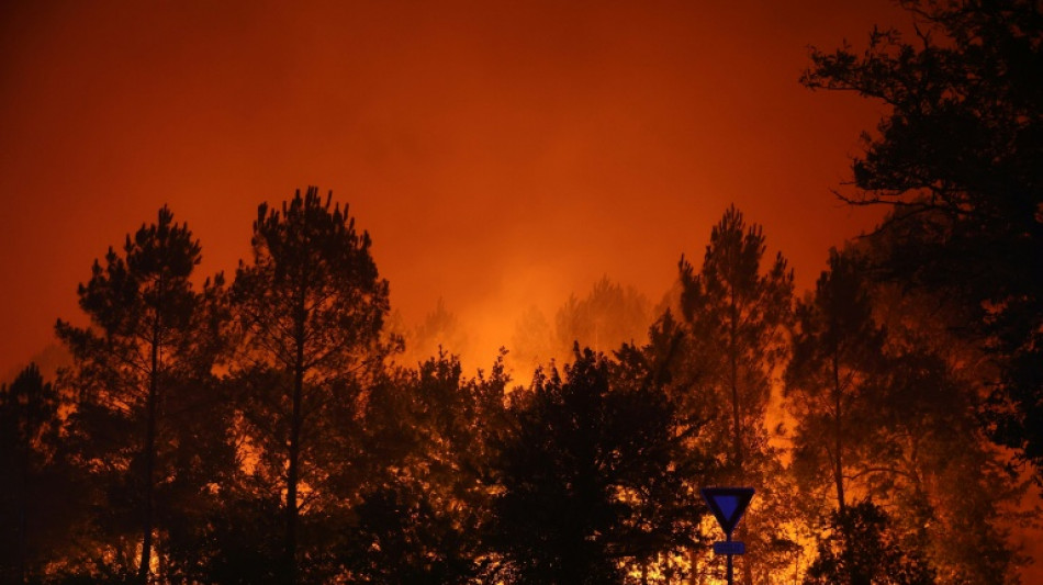 Incendies en Nouvelle-Aquitaine: des dizaines de milliers d'&eacute;vacu&eacute;s, des renforts a&eacute;riens attendus