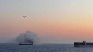 Sigue activo el incendio en un barco de carga con vehículos eléctricos frente a Alaska