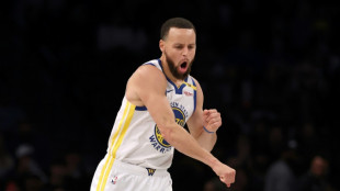 NBA: Curry flambe encore avec 40 points, LeBron et Doncic viennent &agrave; bout des Knicks
