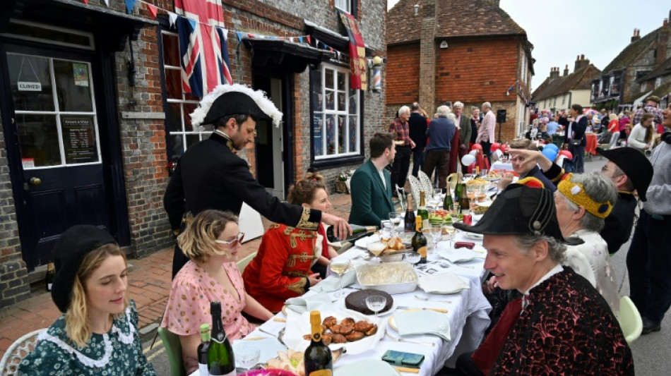 Après le couronnement, la joie des Britanniques dans les fêtes de quartier 