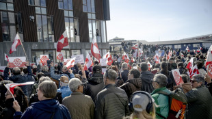 Groenlandesi protestano davanti consolato Usa a Nuuk, 'no &egrave; no!'