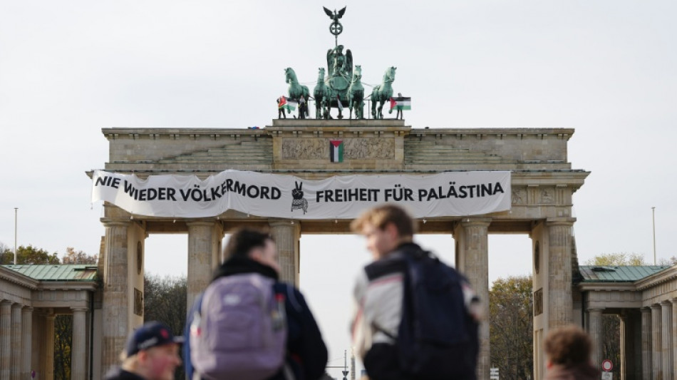Des militants propalestiniens se hissent sur la Porte de Brandebourg à Berlin