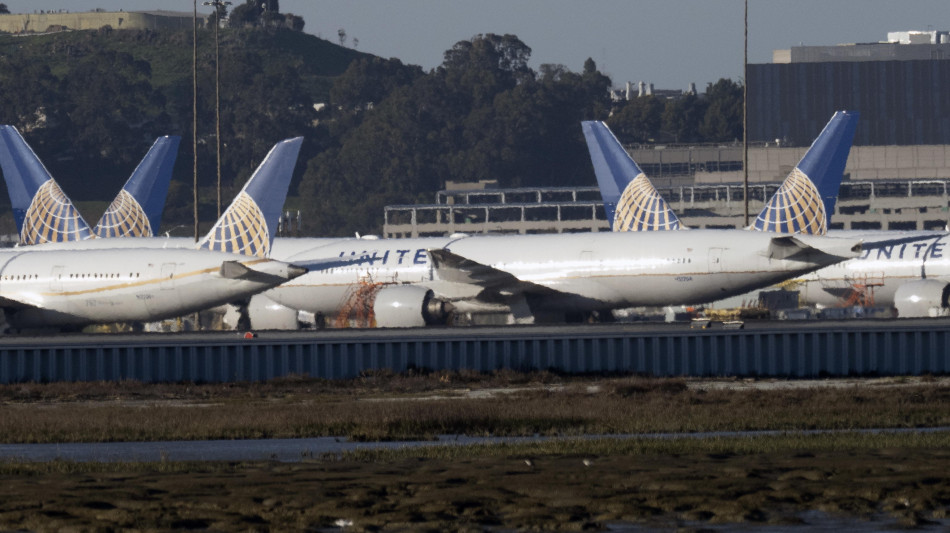United Airlines taglia voli, 'carburante schizzato per la guerra all'Iran'