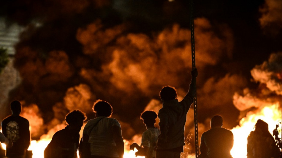 Francia refuerza el despliegue policial pero la violencia contin&uacute;a con "menor intensidad"