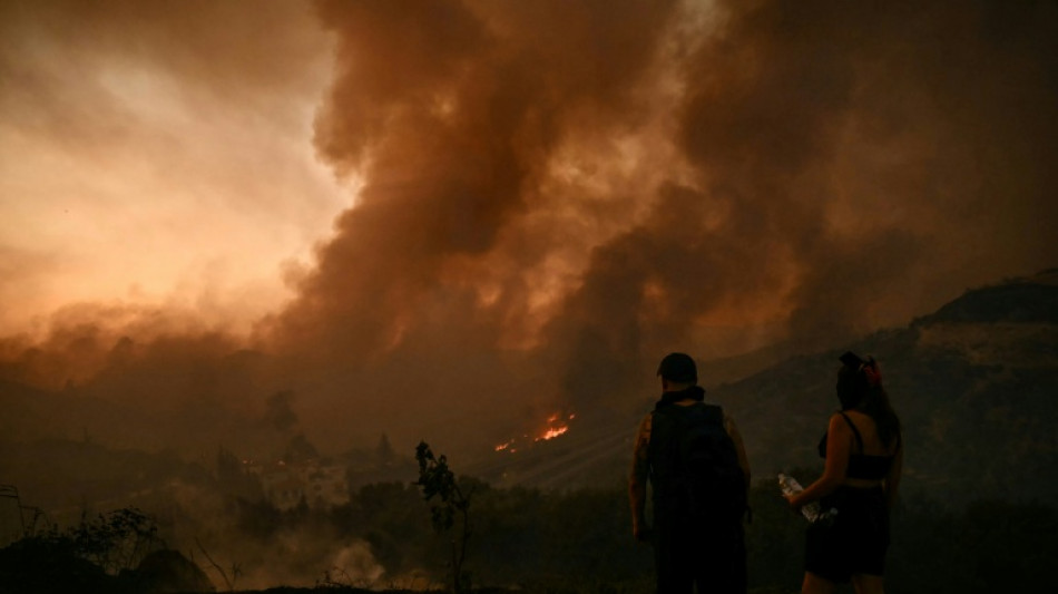 Los bomberos logran avances en la extinci&oacute;n de los incendios forestales en Grecia