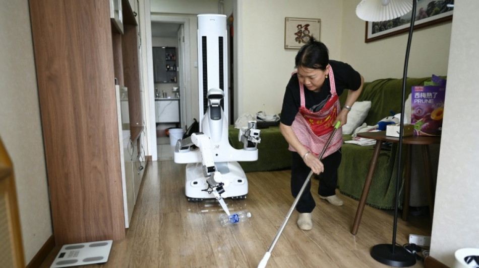 Robots de limpieza salen del laboratorio y se ponen manos a la obra en los salones chinos